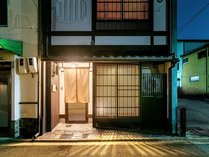 平家ゆかりの京都「六原」に佇む町家をリノベーション。瓦屋根には町家の守り神・鍾馗（しょうき）さんが。