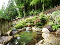 女性用庭園露天風呂。四季の移ろいを感じ、手足を伸ばしてゆったりと温泉をお楽しみください。