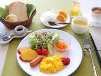朝食は卵料理・サラダ・トーストなどの洋食メニューです。
