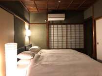 2階寝室。シモンズ製シングルベッドが2台、枕は2種類ご用意しております。ぐっすり眠れるとご好評です。