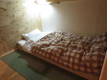 女性専用なので安心・安全・清潔。木のぬくもりに囲まれたスペース充分なベッドを用意