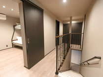 ・【2階部分】ベッドルームが2つ。各部屋にワンちゃん用のケージも設置できます