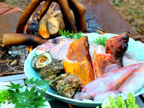 料理長が自ら釣り上げた魚のお刺身盛り合わせやHOSHIZORAの農園で採れた無農薬野菜たちをBBQで。
