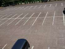 約８０台駐車可能な無料平面駐車場（大型車もＯＫ！）