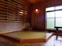 *【大浴場】毎分240リットル以上にも及ぶ豊富な湯量による源泉かけ流しの温泉をご堪能下さい。