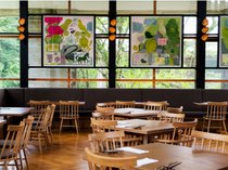 WOODSIDE　dining：開放的な空間は、大きな窓から四季の移ろいをお愉しみいただけます。