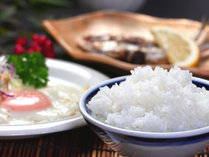 【朝食】-地元のお米はふっくら甘みがあります-　