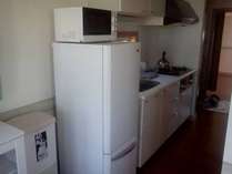 キッチン　冷蔵庫、電子レンジ、炊飯器など調理器具が充実完備