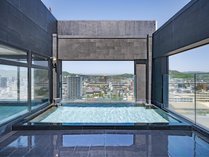 スカイスパ（男性）　14階　露天風呂から福山市内を一望できます。