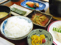 和朝食一例：朝から菊池の美味しい水を使用した和朝食をお召し上がりください。