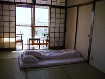 和室（４～５名様宿泊できます）お部屋によっては１０名様以上宿泊できるお部屋がございます。