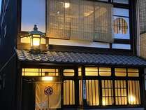 京都駅八条口から徒歩約3分、飲食店やレンタルサイクルなどが揃い、気軽にお出かけができ好立地
