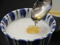 地元の湯田牛乳を使った自家製ヨーグルトを地元で採れた特製蜂蜜で♪