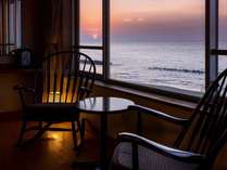 ■【和風スイート一例】《最上階》リビングから望む日本海の眺望、夕陽は絶景です（全室禁煙）