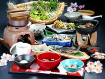 【食事】夕食。豊富にとれる山菜やきのこなど、旬の山の幸を生かした美味しい料理でおもてなし。 