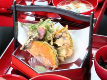 【食事】精進懐石膳の夕食一例。旬の素材を生かしたお料理をお楽しみください。　