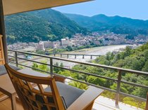 下呂温泉街、飛騨川を一望できる景観。客室のイメージ。