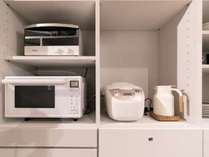 【客室備品】キッチン設備電子レンジ、炊飯器、トースター、ポット、お皿等充実したキッチン設備
