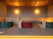 女性大浴場の3つの樽露天風呂。眼前には日本庭園を望みながら。