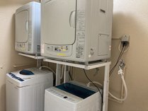 専用ロッカーのそばには無料でご利用いただける洗濯機と乾燥機、洗剤をご用意しております。