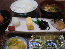 朝食（宿泊のお客様みなさんにお付シンプルな日本の朝食です。）