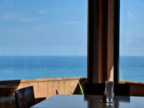 *レストランからは青い海と空の眺望を存分にお楽しみいただけます。