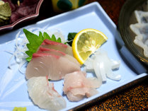 *【夕食一例】日本海の鮮魚を使用したお造りは、触感が抜群で、噛むたびに甘みが広がる絶品です。