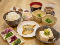 日替わりの京野菜のおばんざいの他、錦市場よりお取り寄せにて京都のお漬物やおばん茶を