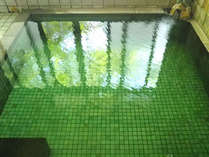 *日によってお湯の色がエメラルドグリーンに/大浴場一例