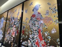 ホテルのフロント、現代の浮世絵師とも称される「岡田嘉夫」による日本画を展示。