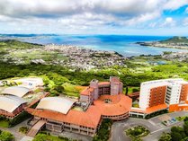 南城市の丘から望む青い空と海、自然の景観を満喫