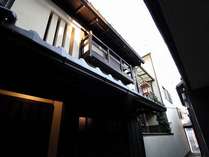 京町家の特徴である一文字瓦を用い、格子や虫籠窓を再生した伝統的外観です。