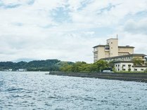 【ホテル外観】琵琶湖のさざ波が打ち寄せる湖岸に建つ絶景の宿。