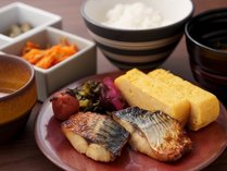 【朝食】和食派さんの一例160年以上前から愛されてきた沖縄の「玉那覇味噌」を使ったお味噌汁