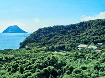 *景色：深いグリーンと輝くブルーに囲まれた八丈島。南国情緒のある植物と美しい海を眺めてリラックス─