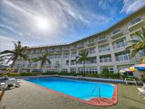 ご宿泊者専用の屋外プール。沖縄の風を感じながらひと泳ぎ♪