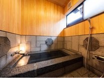 【101　さくら】内風呂は、檜板に囲まれ香り高く美しい造形の石風呂へと風情新たにリニューアルいたしました