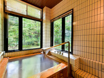 窓からは緑が見る、檜造りの無料貸切風呂をどうぞ♪