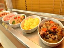 朝食は和食と洋食を取りそろえたお料理をビュッフェスタイルでご提供。