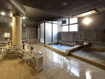 浴室（女湯）古き良き昭和の雰囲気。　地下から湧き出る天然高品質のミネラルウォーターを使用。