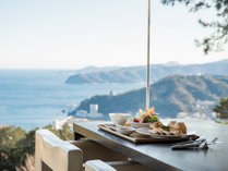 *レストラン「百山茶寮」／食事をしながらの景色・・・窓からは熱海城や熱海エリアを見ることが出来ます。