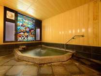*【男性内湯１Ｆ】長崎特有のガラス細工・ギヤマンを施したステンドグラスが美しいお風呂です