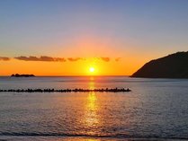 夕日百選に選ばれた栖原海岸の夕日