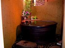 陶器の貸切風呂＆天然温泉でリラックス♪洗い場には打たせ湯もあります。