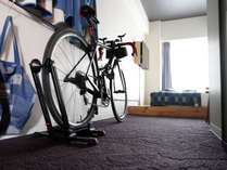 客室への自転車持ち込み可です。スタンドの貸出もあり。【サイクリストプラン】
