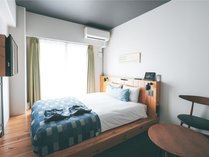 クイーンベッドルーム｜18平米のお部屋にクイーンサイズのベッドをご用意しました。
