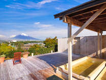 富士山を望む天空露天風呂（茶目湯殿）