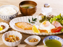 【和朝食】メインのお魚は日替わりで毎日楽しめます。栄養バランスも良く健康的！ご飯のおかわりは自由♪