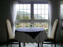 緑に囲まれたレストラン。窓の外から四季折々の景色を眺めることが出来る。