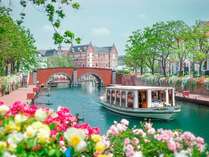 ”バラの運河”は橋や歩道はもちろん、船上から楽しむのもおすすめ♪